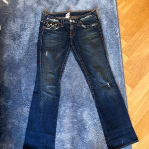 Skit snygga true religion jeans med snygga detaljer ❤️ använt fåtal gånger super bra kvalitet ❤️