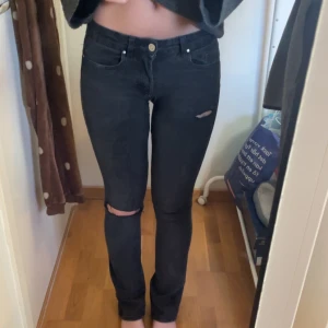 Jeans - Säljer dessa skit snygga jeans från only då de inte kommer till användning längre. Har sytt dom lite mer low rise och klippt egna hål i dom. Ända deffekten är ett hål mellan benen men det är jättelätt att sy ihop utan att de syns💕 (är 173)