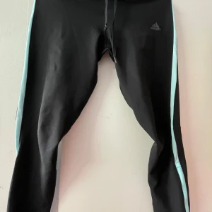 Svarta Adidas tränings byxor  - Svarta träningsbyxor från Adidas i M Bra skick 