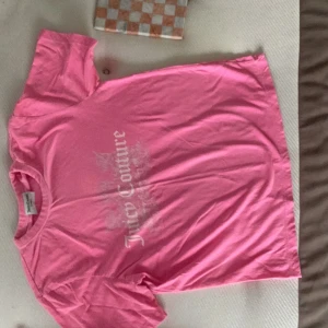 Kunden står för frakt!!En jätte fin juice couture tröja som både passar till vardags och fest 🎉  💗 -  Kunden står för frakt!!!En rosa fin tröja i storlek L men är liten i storleken så S skriv om mer frågor 