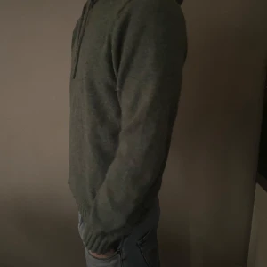 Ull hoodie - Säljer nu denna skit snygga ullhuvtröjan. Använda ett par gånger. Färg(grön) Skick 10/10. Nyrpis:599kr. Mitt pris: 349kr.