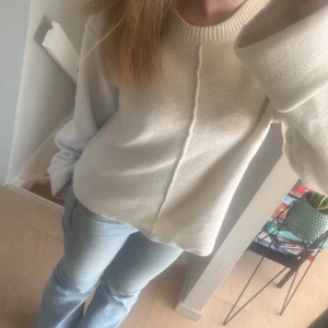 Vit tröja från na-kd  - Säljer denna jättefina tröjan ifrån na-kd i storlek xs. Köptes för 499kr och inte använd så mycket. Inga defekter alls. Är dock osäker ifall jag vill ha kvar den så kontakta gärna mig innan ni köper!💓
