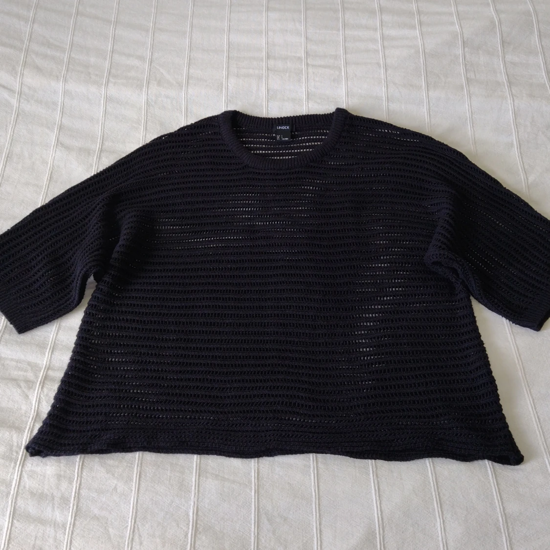 Svart stickad topp - see through - hålstickad - storlek S - 90