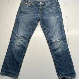 true religion jeans - säljer nu dessa feta trueys som inte går till någon användning längre. Byxorna är i bra skick (7/10) men har några tecken på användning som tex slitning på knäna. Hör av dig vid intresse!
