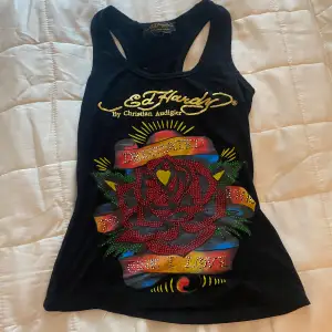 Y2k linne från Ed Hardy❣️ Står ingen storlek men är ungefär storlek S. Minns inte nypriset men var väldigt dyrt så säljer för 250kr