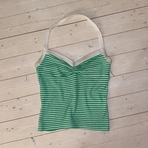 Randig tanktop  - Fin och har bra passform, har en liten fläck men syns ej så mycket💓