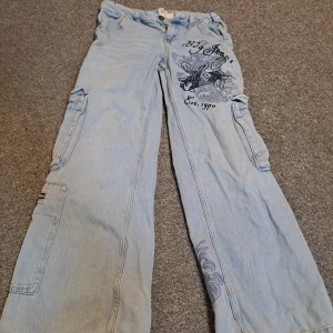 Y2k cargopants - Snygga cargobyxor som är lågmidjade och baggy samtidigt! Dom ända defekterna är på benöppningen men annars är dom helt oskada.  Mått Midja:37cm Läng:90cm