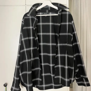 Skjorta  - En vit svart skjorta i storlek L. Passar perfekt att ha på jobb och skola men även för att klä upp sig . Den är i väldigt bra skick. 