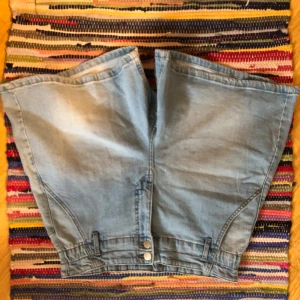 Jeans shorts -  mom jeans  - Nyskick aldrig använda Små i storleken  St 42 från Kappahl  