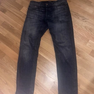Tapered jack and jones  - Snygga och sköna tapered jeans från jack and jones. Storlek 30/32, skick 9/10 inga defekter eller hål. Bar skriva för fler bilder eller frågor, ny pris 899 kr