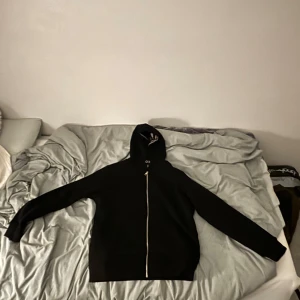 Burberry - Säljer en skön burberry tröja. Priset kan diskuteras. Har använt den typ  fem gånger