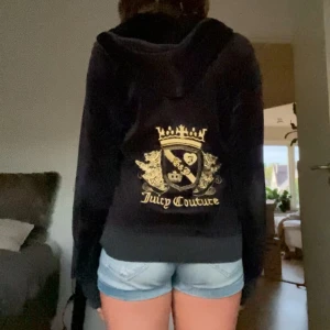 Vintage juicy couture💞 - Säljer en as snygg vintage juciy couture zip då den bara inte kommit till användning💞 den är i storlek L men passar xs/s/m då jag själv har xs/s💞 på bild 5 ser man att tyget har slitits från dragkedjan men går ändå att använda!💞 skriv för frågor!💞