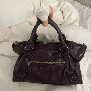Lila balenciaga väska - Skit fin lila balenciaga väska i stora modellen.  Kan sälja för 7000 vid snabbt köp 