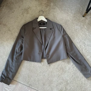 Kavaj gina tricot - Grå midjekavaj från gina tricot. Använd ett fåtal gånger. 