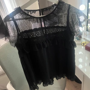 Zara Blus - Snygg svart blus från zara i jättebra skick💞💞