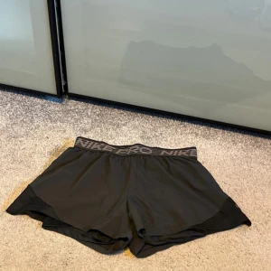 Svarta nikeshorts - Svarta nikeshorts, använda några gånger och har inga defekter mer än att lappen har börjat åka av lite🥰