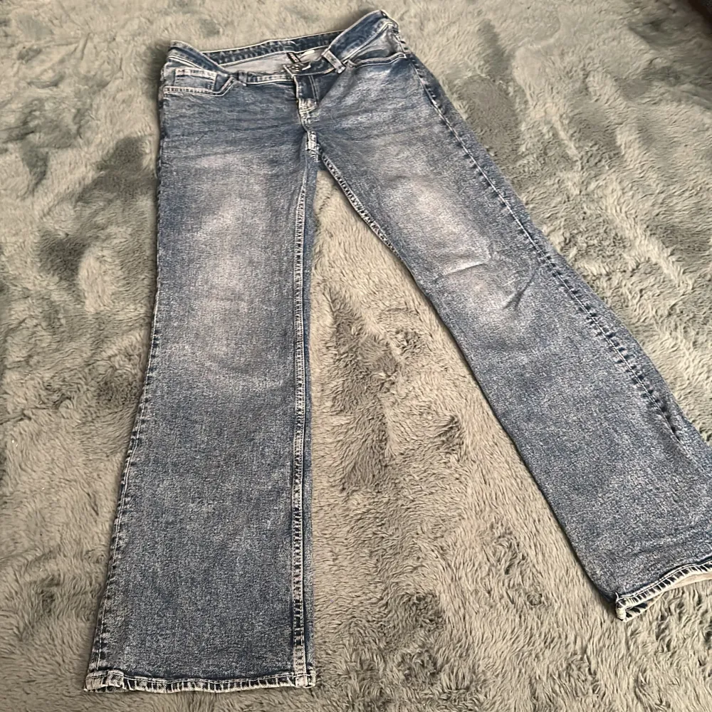 Lågmidjade jeans köpta på hm för längessen. Aldrig använda. Mycket bra skick! Storlek 38 men sitter bra på mig som vanligtvis har 36🥰. Jeans & Byxor.