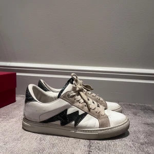 Zadig & Voltaire sneakers - Säljer mina Zadig & Voltaire sneakers med supersnygga blåa detaljer. Skicket på skorna är bra utöver en skråma på hälen (infogad sista bild) men annars är de varsamt använda. Storlek 38 och passar de som har just strl 38, alltså normal i size! 