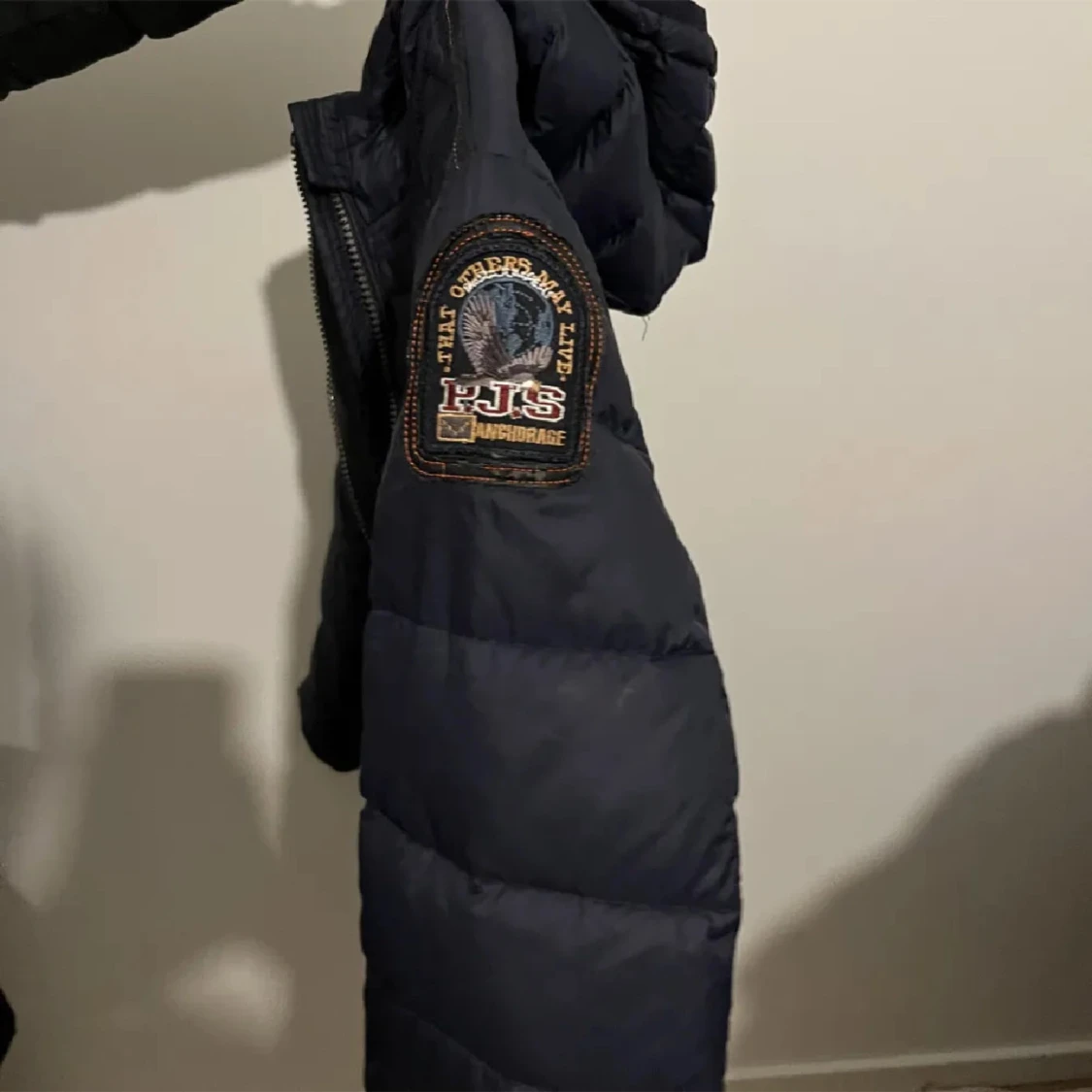 Svart pufferjacka med patch - 90