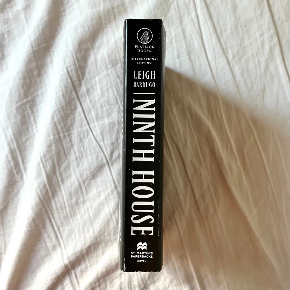 Ninth House by Leigh Bardugo • Paperback • Inte läst (samma skick som när köpt) • All-black edition • 17 x 10,5 cm. Accessoarer.