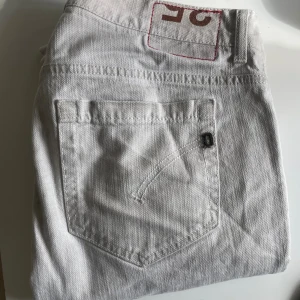 Dondup jeans  - Rikigt feta dondup jeans 👖 🤩 Stl 35 Finns små små fläckar men de ska gå bort med lite tvätt.  Hör av dig vid fundering 🤔  Passar mindre med 