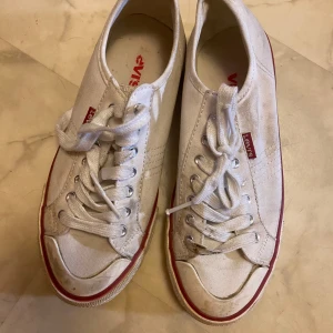 Levis sneakers - Använda Levis sneakers, normal i storlek. 