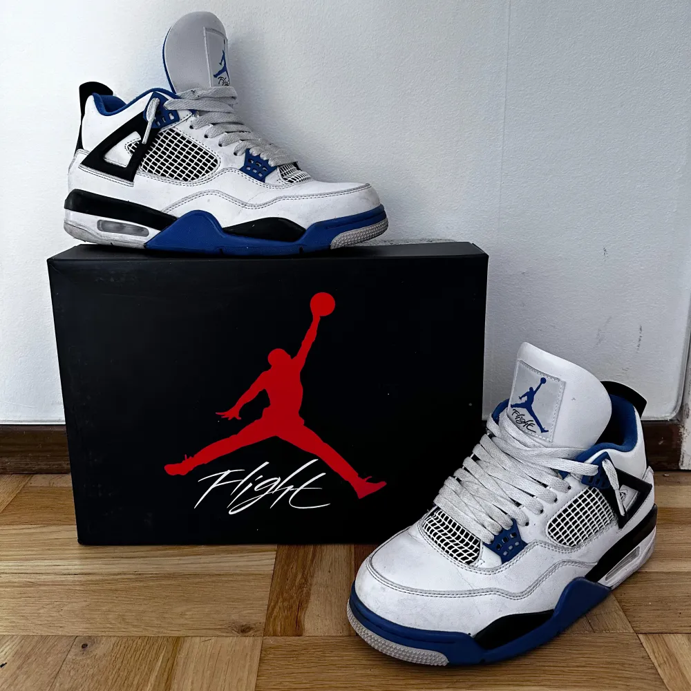 Säljer ett par sköna Jordan 4s ”motorsports” som jag inte använder längre, det är i bra kvalite men syns att de är använda.  (Box ingår) Pris är inte skrivet i sten.. Skor.