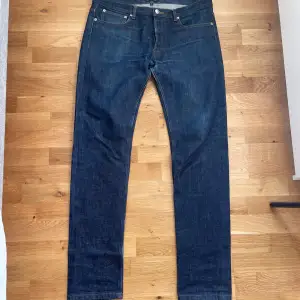 Säljer att par sjukt snygga APC selvedge jeans som inte kommer till användning. Jeansen är lite slitna i grenen men annars i top skick. Vet inte exakta storlek i längden men  ungefär 104 cm ( man kan korta ner de gratis i en APC butik). 🙌🏻