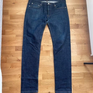 A.P.C selvedge jeans - Säljer att par sjukt snygga APC selvedge jeans som inte kommer till användning. Jeansen är lite slitna i grenen men annars i top skick. Vet inte exakta storlek i längden men  ungefär 104 cm ( man kan korta ner de gratis i en APC butik). 🙌🏻
