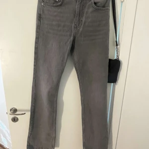 Grå Gina jeans  - Grå Gina byxor knappt använda, säljer åt en kompis 