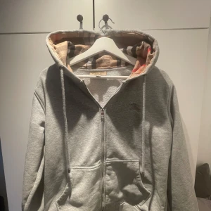 Burberry zip  - Säljer nu min burberry zip då jag inte använder den så mycket.  cond 9/10  Pris går att diskutera. 