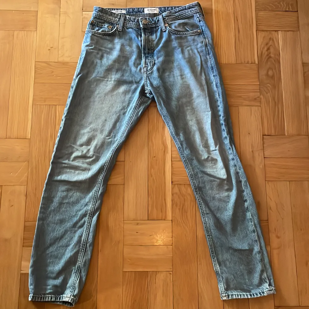 Säljer dessa jeans pga rensar min garderob i väldigt bra skick inget hål eller desto vidare . Jeans & Byxor.