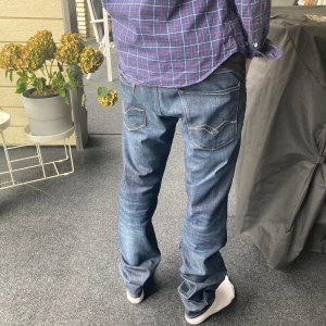 Replay anbass  - Tja! Säljer mina replay jeans, använder de inte längre och är använda fåtal gånger. Väldigt bra skick utan några som helst defekter! Hör av er vid frågor! 