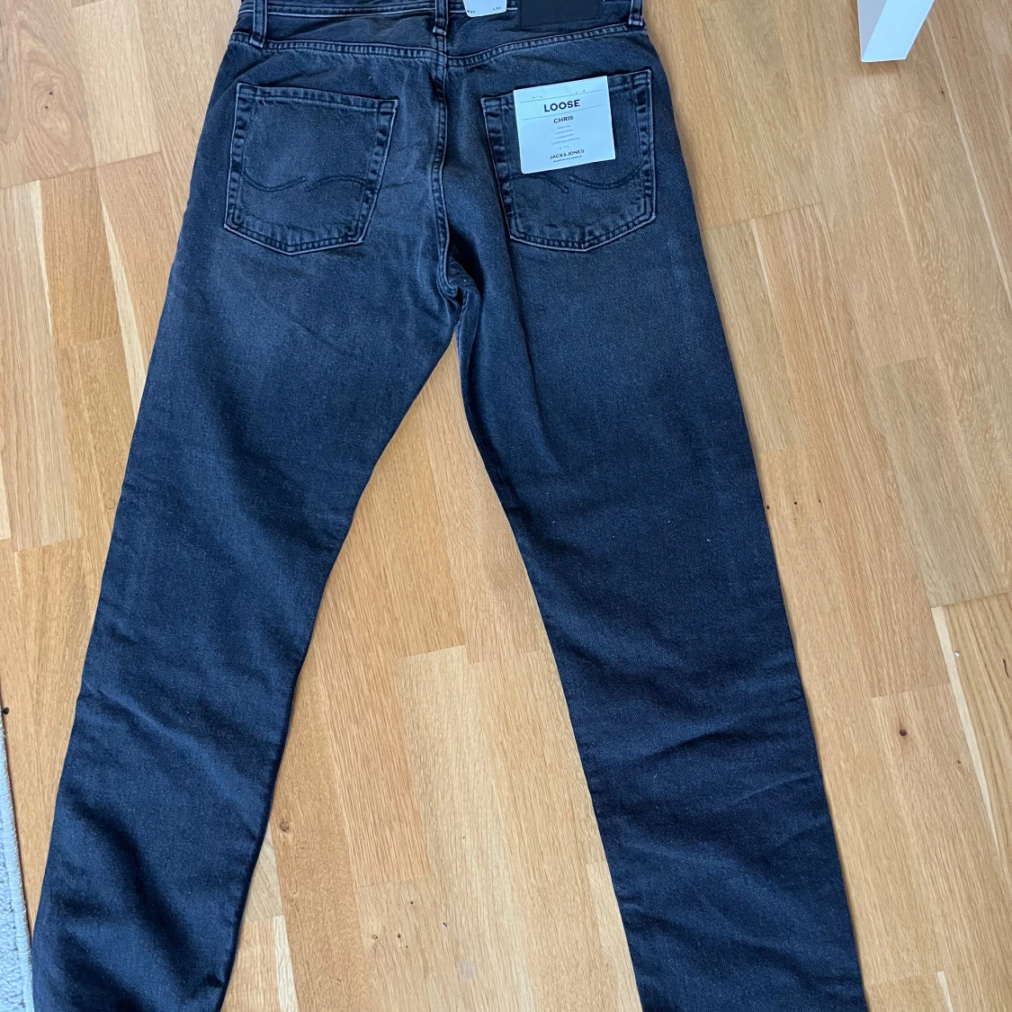 Säljer nu ett par oanvända Loose fit jeans nypris (600kr) de är bara att höra av er.  - 91