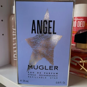 Mugler Angel EdP 25 ml - Helt oanvänd Mugler Angel parfym 25 ml. Nypris i butik: 995. Vid frågor eller annat är det bara att skriva till mig😇