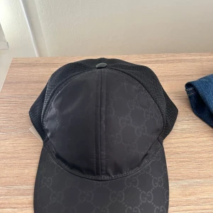 Gucci keps limited edition. - Säljer en sällsynt Gucci keps. Använder inte keps längre så känns bättre att någon får användning av den. Den är vädligt snygg och reflekterar i solljuset som ni ser på bild två. Skicket är 9.5/10 för endast haft den 3 gånger.Priset går att diskutera