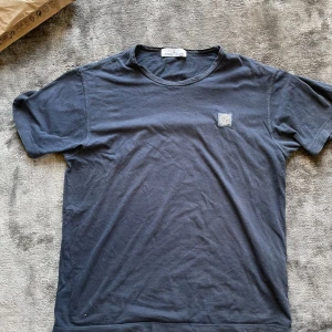 Stone Island  - Säljer fet Stone island t shirt i storlek M. Den är mörkblå och väldigt bra skick. Självklart äkta