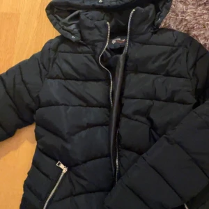 Vinterjacka - Svart vinter jacka som knappt är använd! Skriv privat för bättre bilder❣️ skit snygg  och varm till vintern