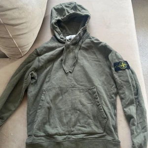 Stone Island Hoodie - Stone Island Hoodie i väldigt bra skick. Använd fåtal gånger och även den här ligger bara i garderoben sista tiden. Storlek S. Färg: Militärgrön   Nypris: ca 3600 kr 