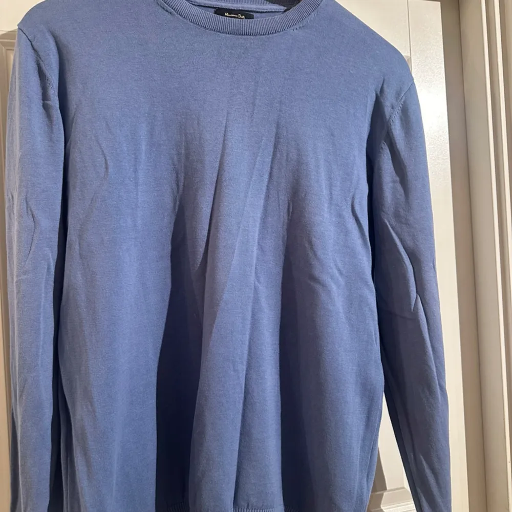 Säljer denna Massimo Dutti tröja i size S. Säljer den då den har blivit för liten. Cond är 9/10 har endast användt den fåtal gånger! Säljs inte längre, Tveka inte att höra av dig för fler frågor samt bilder. Kan även gå ner i pris vid snabb affär . Tröjor & Koftor.