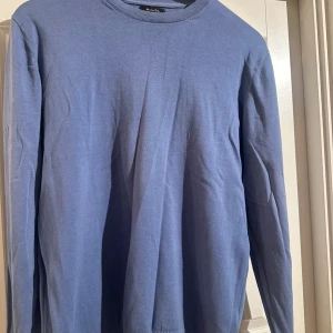 Massimo dutti  - Säljer denna Massimo Dutti tröja i size S. Säljer den då den har blivit för liten. Cond är 9/10 har endast användt den fåtal gånger! Säljs inte längre, Tveka inte att höra av dig för fler frågor samt bilder. Kan även gå ner i pris vid snabb affär 