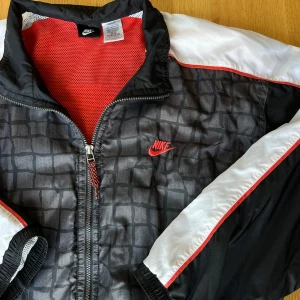 Vintage Nike jacka  - Vintage Nike jacka i mycket fint skick!  Riktigt cool och jag älskar den men den har tyvärr blivit för stor för mig :/ 