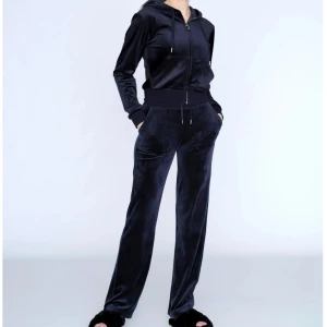 Juicy Couture sett  - Marinblå Juicy Couture sett. Är i nyskick. Nypris: 2500kr. Kofta stl XS och byxa XXS Skriv vid intresse eller fler frågor🩷🩷