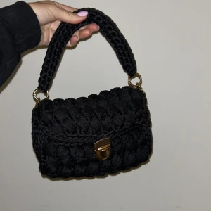 Stickad väska  - Jätte fin trendig stickad väska. Använd fåtal gånger så i fint skick. 