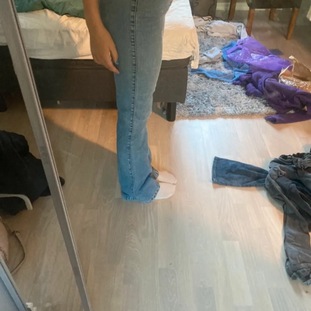 Pris kan diskuteras så kom med prisförslag  L-32 w-30 Innerbenlängd är 80cm Midjemåttet rakt över är 34 Midjan är 24 cm lång Jag har vanligts vis xs och är 167 cm lång Skulle säga att dom är midwaist. Jeans & Byxor.