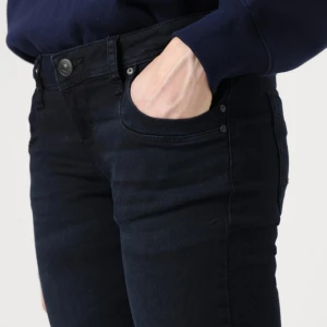 Svarta jeans för dam - Säljer ett par snygga svarta jeans från ltb! Färgen heter Camenta wash och storleken är 29/32. Säljer då de var alldeles för stora för mig, aldrig använda utan bara tvättade. Nypris 829kr