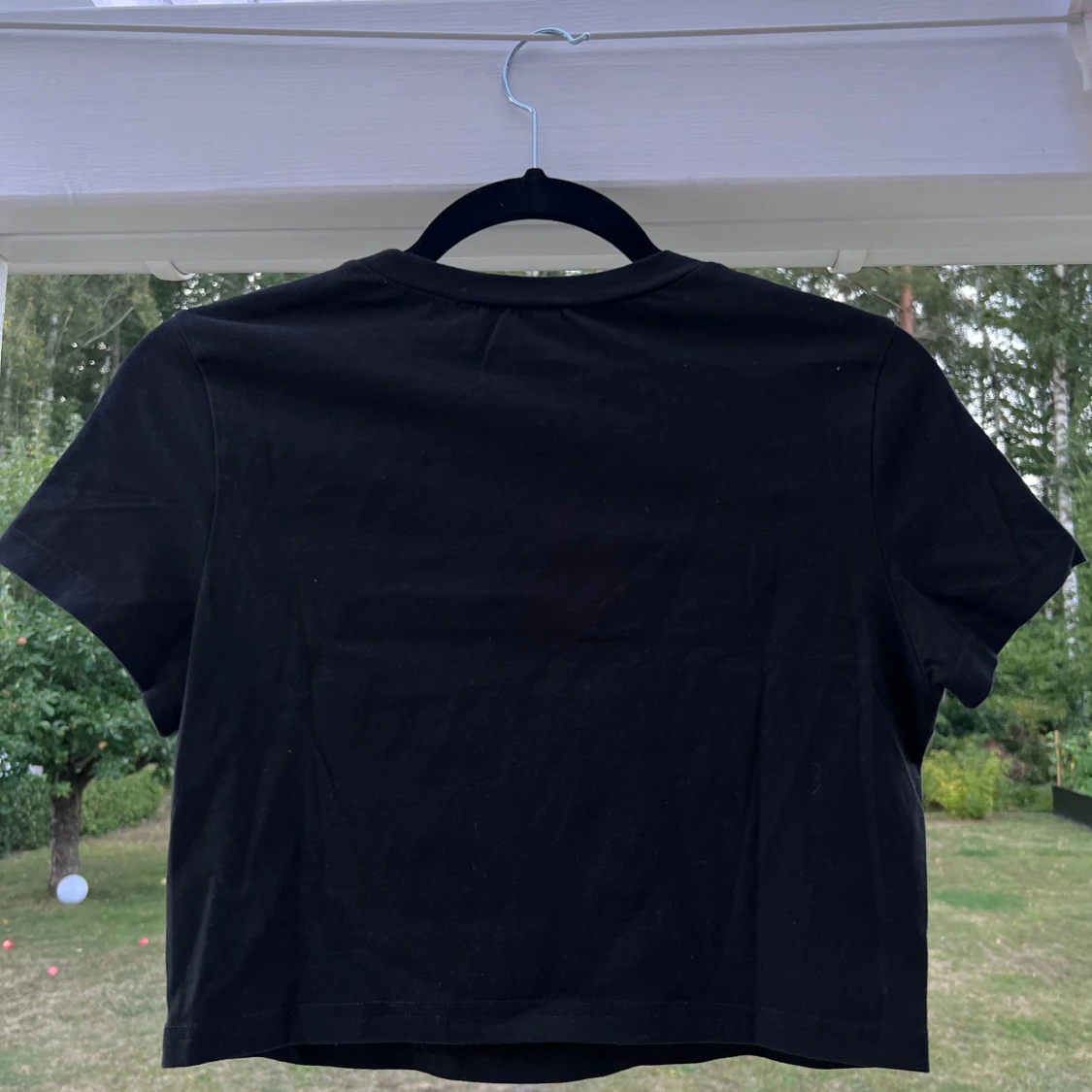 Svart croppad t-shirt med tryck - 3