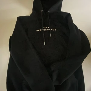 Peak hoodie  - Säljer min peak hoodie, aldrig använd bara provad  I storlek s  Skriv för fler bilder 🤍