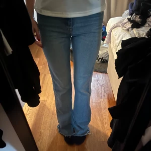 Jeans - Super fina medelhöga ljusblåa jeans från Zara!! 💙