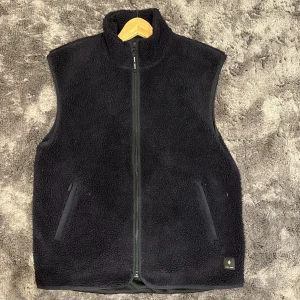 Samsøe f - Jätte fin Samsøe väst i fleece material, perfekt nu till hösten, den är knappast använd och i väldigt bra skick😇